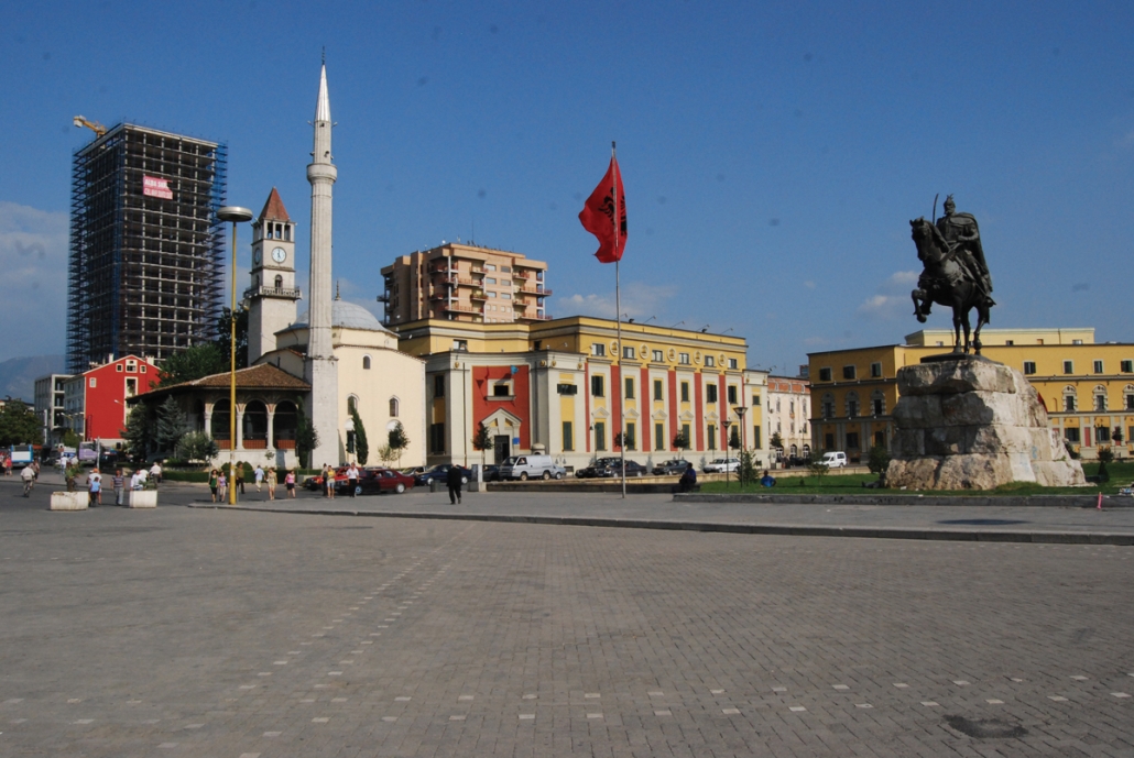 Dormire in Albania , Tirana piazza centrale